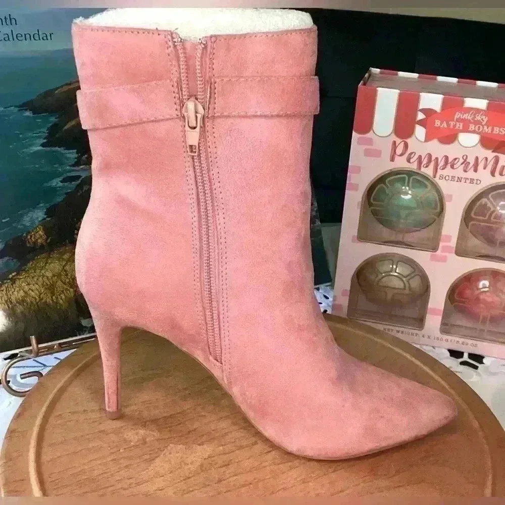 Rouge Helium NWOT Pink high heel booties with little zipper pouch Size 6.5barbie